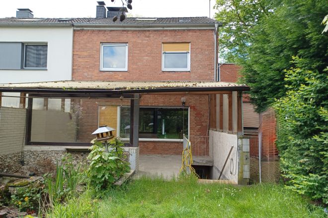 Sanierungsbedürftige Doppelhaushälfte mit Garten und 2 Garagen in Oberhausen-Sterkrade-Nord