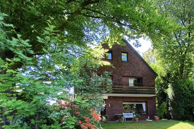 Freistehendes Einfamilienhaus mit parkähnlichem Grundstück und Garage in Oberhausen-Sterkrade zu verkaufen!